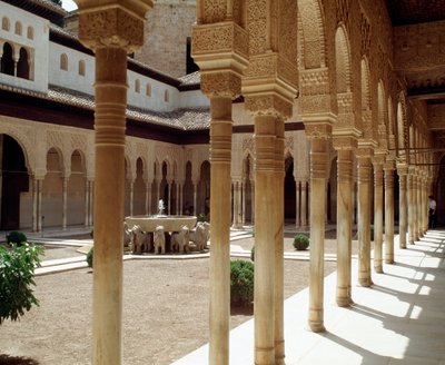 Vista del Cortile dei Leoni, cortile principale del Palazzo dei Leoni della dinastia Nasride da Islamic School