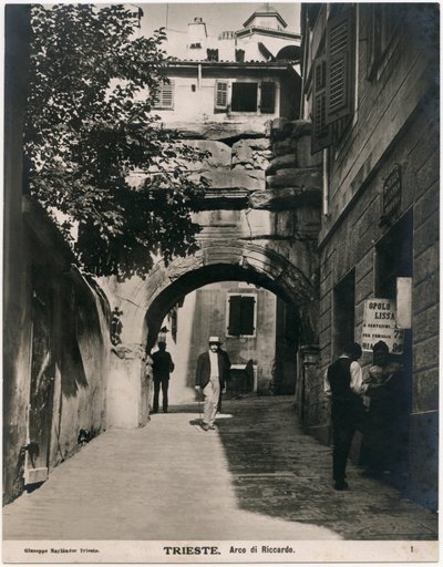 Arco di Riccardo, fotografia di Giuseppe Maylander, Trieste, Friuli-Venezia Giulia, Italia, ca 1910 da Italian Photographer