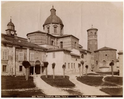 Cattedrale della Resurrezione di Nostro Signore Gesù Cristo, con battistero a destra, Ravenna, Emilia-Romagna, Italia, fotografia di Pietro Poppi, Bologna, ca 1900 da Italian Photographer