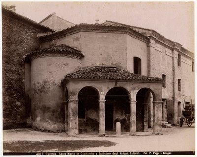 Chiesa di Santa Maria in Cosmedin o Battistero degli Ariani, Ravenna, Emilia-Romagna, Italia, fotografia di Pietro Poppi, Bologna, ca 1900 da Italian Photographer