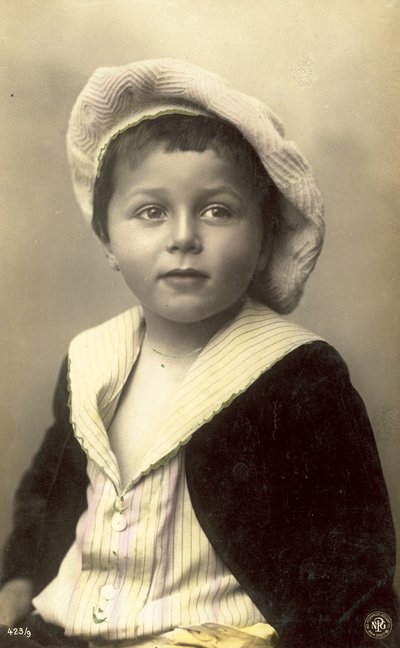 Ragazzo carino con cappello floscio da Italian Photographer