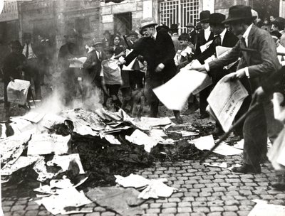 Squadra fascista che brucia giornali socialisti 