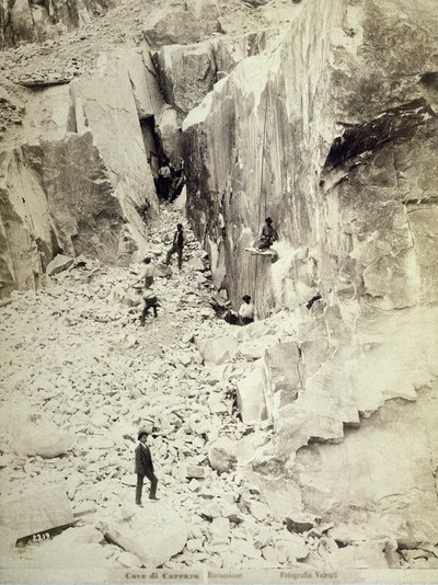 Gruppo di cavatori al lavoro in una delle cave di Ravaccione, c.1890-1900 da Italian Photographer