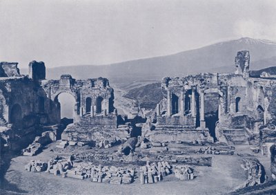 Italia: Taormina, Sicilia, rovine del teatro greco e monte Etna da Italian Photographer
