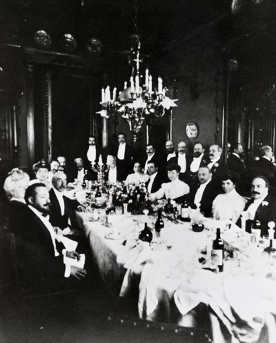 Pranzo a Casa Sonzogno, tra gli ospiti è possibile riconoscere Francesco Cilea, Pietro Mascagni, Umberto Giordano, Carlo Romussi, Arturo Colautti, Amintore Galli ed Edoardo Sonzogno, Milano da Italian Photographer
