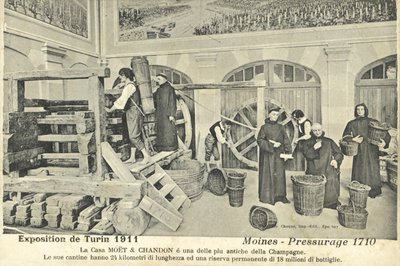 Monaci che pressano uva da champagne nel 1710, esposto alla Mostra Internazionale di Torino, Italia da Italian Photographer