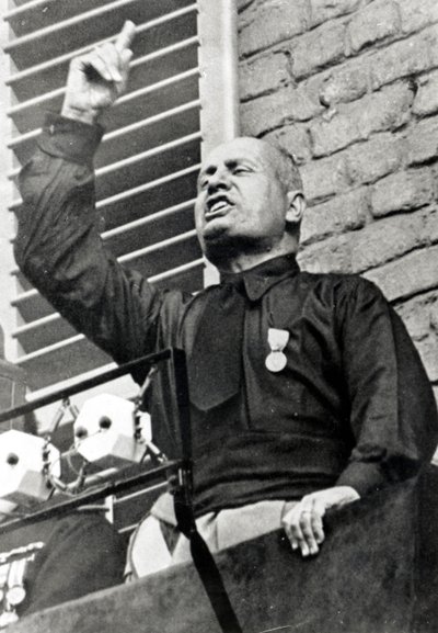 Mussolini in camicia nera da Italian Photographer