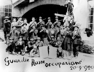 Occupazione di una fabbrica da parte dei comunisti italiani nel 1920 da Italian Photographer