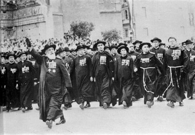 Parata a Roma nel 1931, preceduta dal corpo ecclesiastico da Italian Photographer