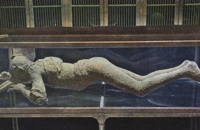 Calco in gesso di un corpo da Pompei da Italian Photographer