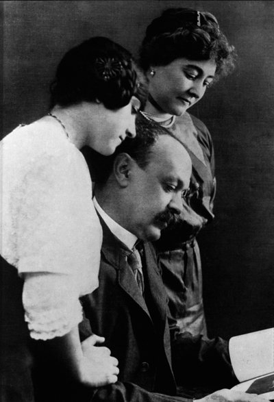 Ritratto di Italo Svevo, scrittore italiano (1861-1928) con sua moglie e sua figlia da Italian Photographer