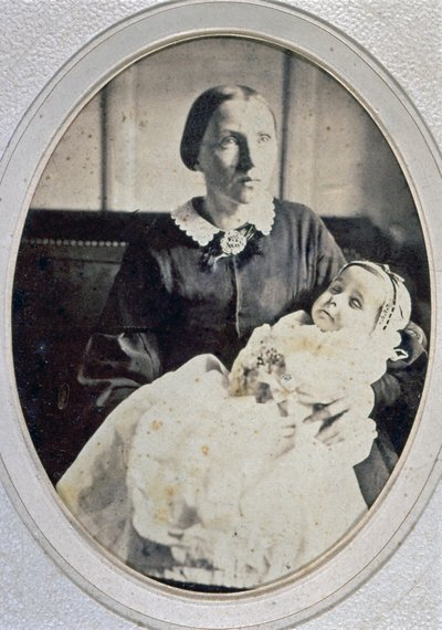 Ritratto post mortem di una bambina tenuta dalla madre, c.1855 da Italian Photographer