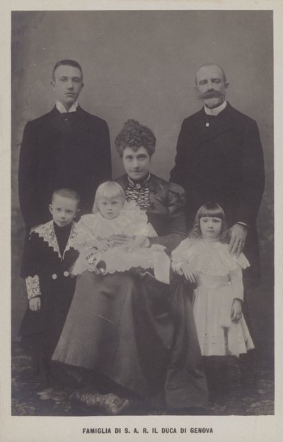 Principe Tommaso, Duca di Genova e sua moglie, Principessa Isabella di Baviera, con i loro figli (foto in bianco e nero) da Italian Photographer