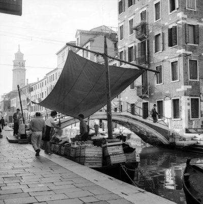 Vendita di frutta e verdura a bordo di una barca in un canale, Venezia da Italian Photographer