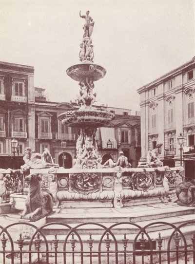 Sicilia: Una fontana a Messina (foto b/n) da Italian Photographer