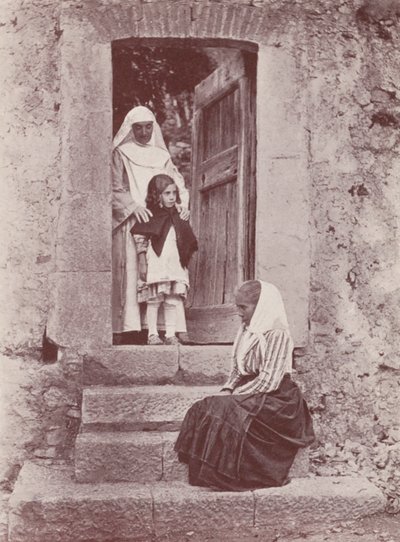 Sicilia: Al Portale del Convento (foto b/n) da Italian Photographer