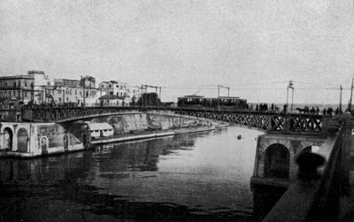 Taranto, Ponte girevole chiuso e città vecchia da Italian Photographer