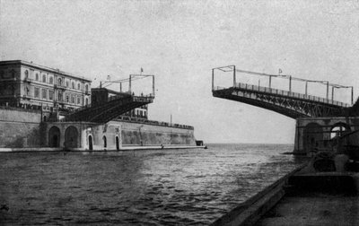 Taranto, Ponte girevole semi-aperto da Italian Photographer