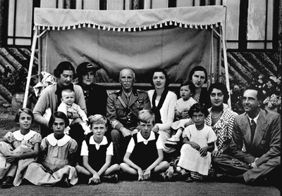 La famiglia reale italiana. Al centro Vittorio Emanuele III. Tra i bambini seduti, il terzo da sinistra è il principe Vittorio Emanuele, l