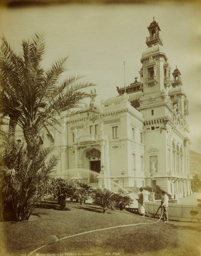 Il teatro annesso al Casinò di Montecarlo. In primo piano, una vista del giardino adornato con palme da Italian Photographer