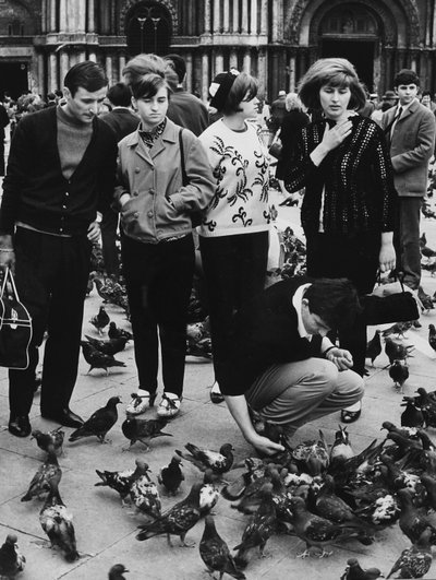 Turisti che nutrono i piccioni, Piazza San Marco, Venezia, c.1970 (foto b/n) da Italian Photographer