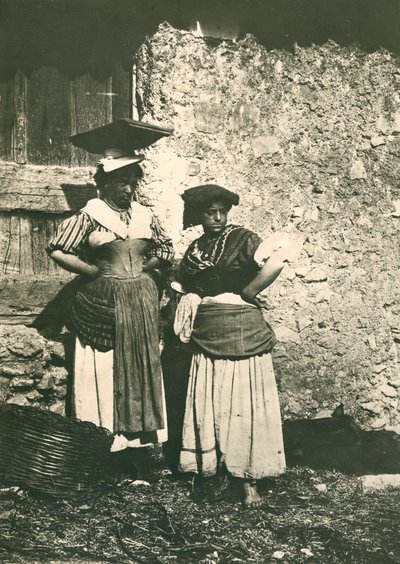Due contadini della campagna romana in abiti tradizionali, Italia, 1910 ca. da Italian Photographer