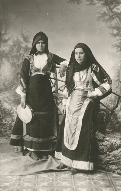 Due donne con abiti tradizionali di Belvi e Aritzo, Sardegna, Italia, 1910 ca. da Italian Photographer