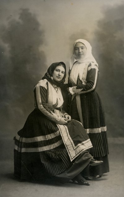 Due donne in costume tradizionale, Fonni, Sardegna, Italia, 1915 ca. da Italian Photographer