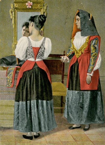 Due donne in costumi tradizionali, Sennori, Sardegna, Italia, fotografia di G Dessi, Cagliari da Italian Photographer