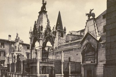 Verona: Tomba degli Scaligeri (b/w photo) da Italian Photographer