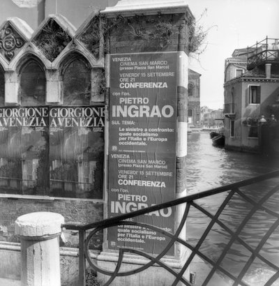 Veduta di un canale a Venezia con manifesti che pubblicizzano una mostra di Giorgione e un manifesto politico in primo piano da Italian Photographer