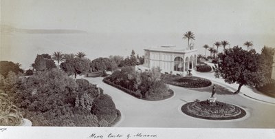 Vista di uno dei giardini di Montecarlo, nel Principato di Monaco. Al centro del giardino, affacciato sul mare, un gazebo da Italian Photographer