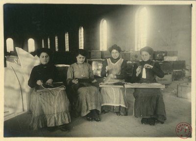Donne che lavorano in un laboratorio di passamaneria, Italia, fotografia di F Trembini da Italian Photographer