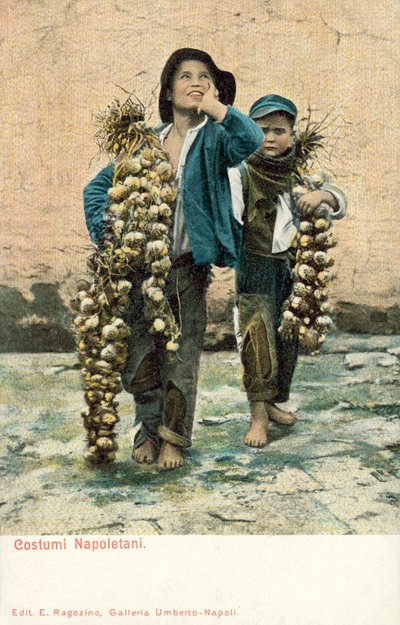 Giovani venditori di aglio, Napoli da Italian Photographer