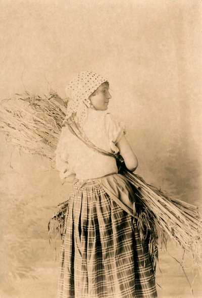 Giovane contadina con abiti tradizionali, Lucera, Puglia, Italia, fotografia di R Manfredonia, Lucera, 1900 ca. da Italian Photographer