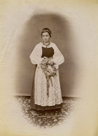 Giovane donna con abito da sposa e anello di pane avvolto in un nastro, Parre, Lombardia, Italia, fotografia di Premiata Fotografia Taramelli, Bergamo da Italian Photographer