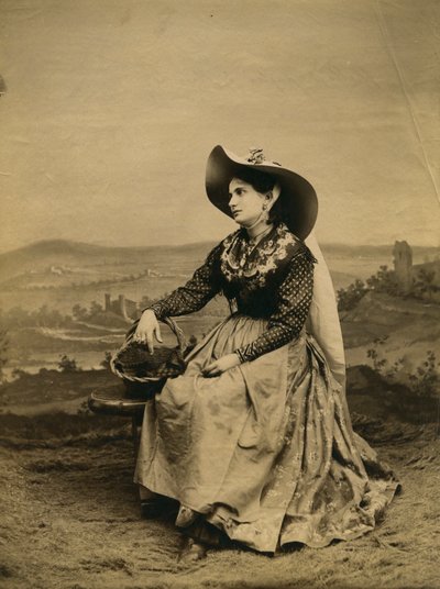 Giovane donna con abiti e cappello di paglia della campagna senese, Toscana, Italia, fotografia di Paolo Lombardi, Siena, ca 1890 da Italian Photographer
