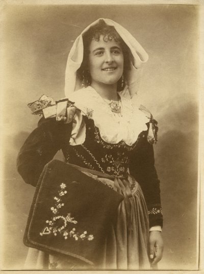 Giovane donna con abito e copricapo tradizionali, Abruzzo, Italia da Italian Photographer