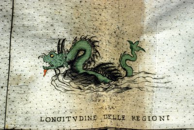 Un serpente marino rappresentato nelle acque dell