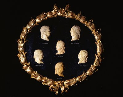 Set di sei rilievi in marmo di Siena italiani con profili di imperatori romani, incisi con i nomi Ottavio, Galbino, Tito, Claudio, Giulio e Nerone da Italian School