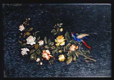 Un piano di tavolo in marmo variegato bianco e nero intarsiato di pietre dure italiano da Italian School