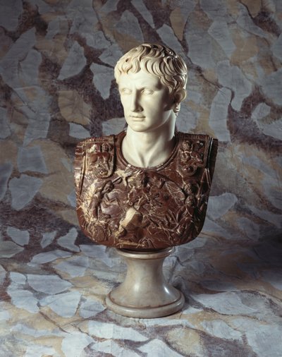 Un busto di marmo scolpito di Cesare Augusto, dopo l