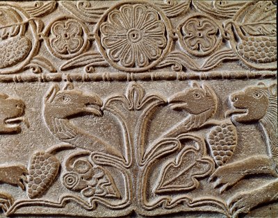 Archeologia del Medioevo. Arte barbarica della Lombardia: pluteo della Principessa Teodote, amante del Re Cuniperto detto il Pio. Dettaglio della lastra con grifoni, circa 720. Arte longobarda, marmo. Pavia da Italian School
