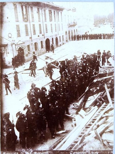 Barricate e il Reggimento dei Fucilieri in Via Moscova, durante i disordini a Milano, 6-9 maggio 1898 da Italian School
