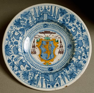 Stemma cardinalizio. Piatto in ceramica prodotto a Deruta, Italia. Circa 1620 da Italian School