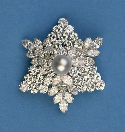 Spilla a fiocco di neve con diamanti circolari e marquise di Bulgari da Italian School