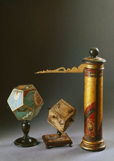 Diversi tipi di orologi solari in legno: orologio cilindrico destro realizzato per Francesco I de Medici; gli altri due sono poliedrici da Italian School