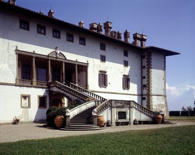 Facciata della Villa Medicea, chiamata la Ferdinanda o la villa delle cento camini ad Artimino da Italian School