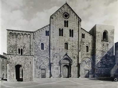 Facciata della basilica, fondata nel 1087 per ricevere le reliquie di San Nicola da Italian School