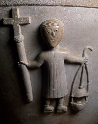 Figura di processione liturgica, dettaglio da fonte battesimale decorata in rilievo, calcare bianco, Chiesa di San Geminiano, Vicofertile, Emilia-Romagna, Italia da Italian School
